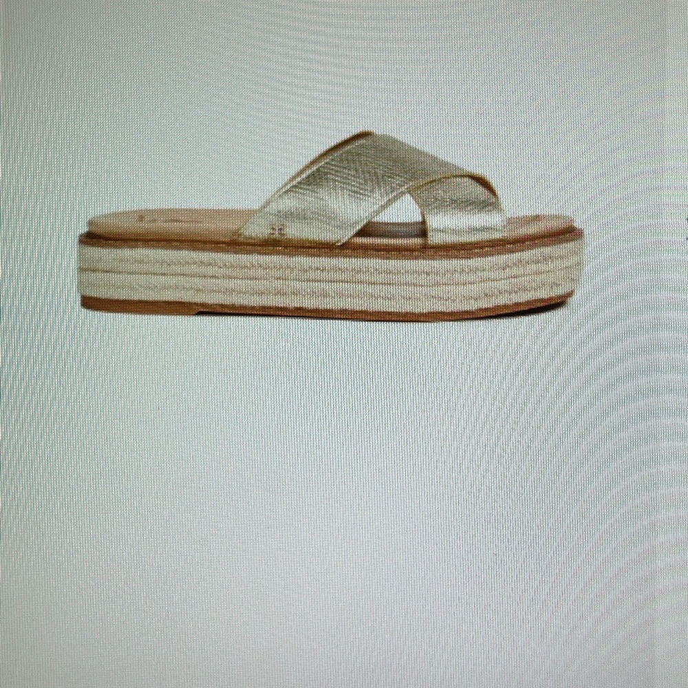 Sam Eldeman Korina Metalic Leather Platforms in gold